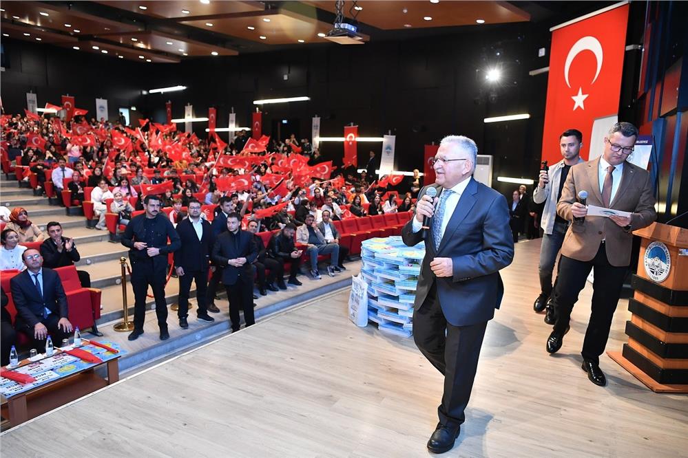 Büyükkılıç, Bakan Göktaş ile birlikte öğrencilere bin 782 kaynak kitap seti dağıttı Büyükkılıç, Bakan Göktaş ile birlikte öğrencilere bin 782 kaynak kitap seti dağıttı