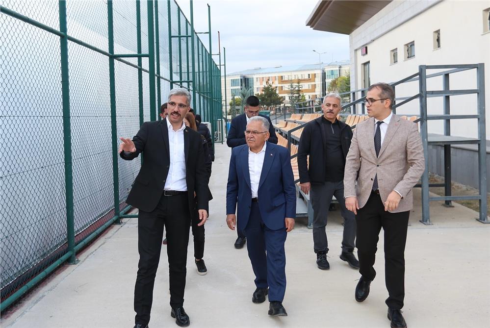 Büyükkılıç’tan yeni balon tenis kortlarına inceleme Büyükkılıç’tan yeni balon tenis kortlarına inceleme