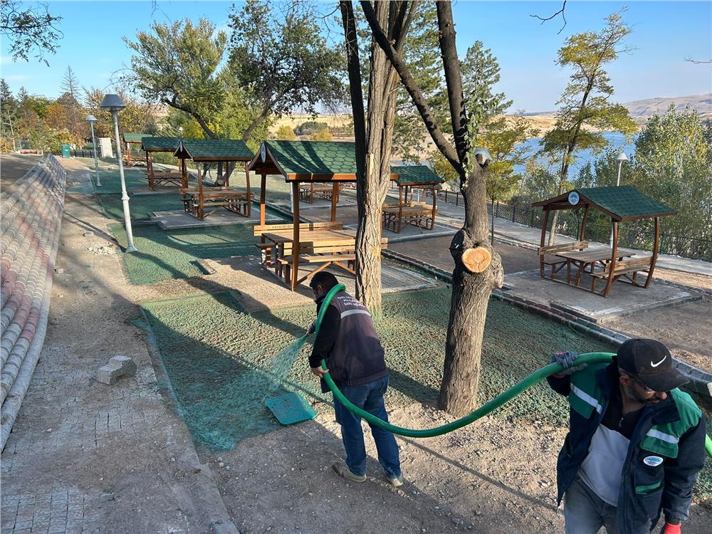 Büyükşehir’in Sarımsaklı Barajı Mesire Alanı’nda Yenileme Çalışmaları Tüm Hızıyla Sürüyor Büyükşehir’in Sarımsaklı Barajı Mesire Alanı’nda Yenileme Çalışmaları Tüm Hızıyla Sürüyor