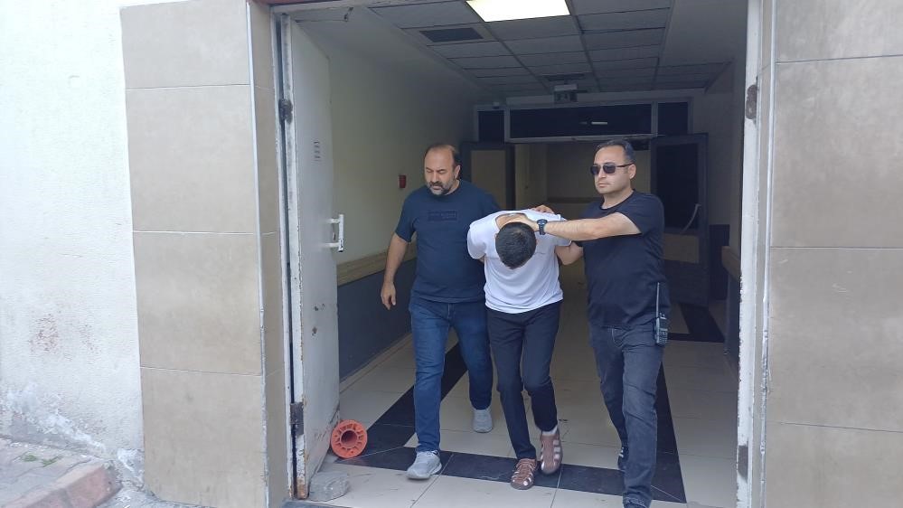 Camide boğazını kesip öldürdüğü adamın karısına  Camide boğazını kesip öldürdüğü adamın karısına