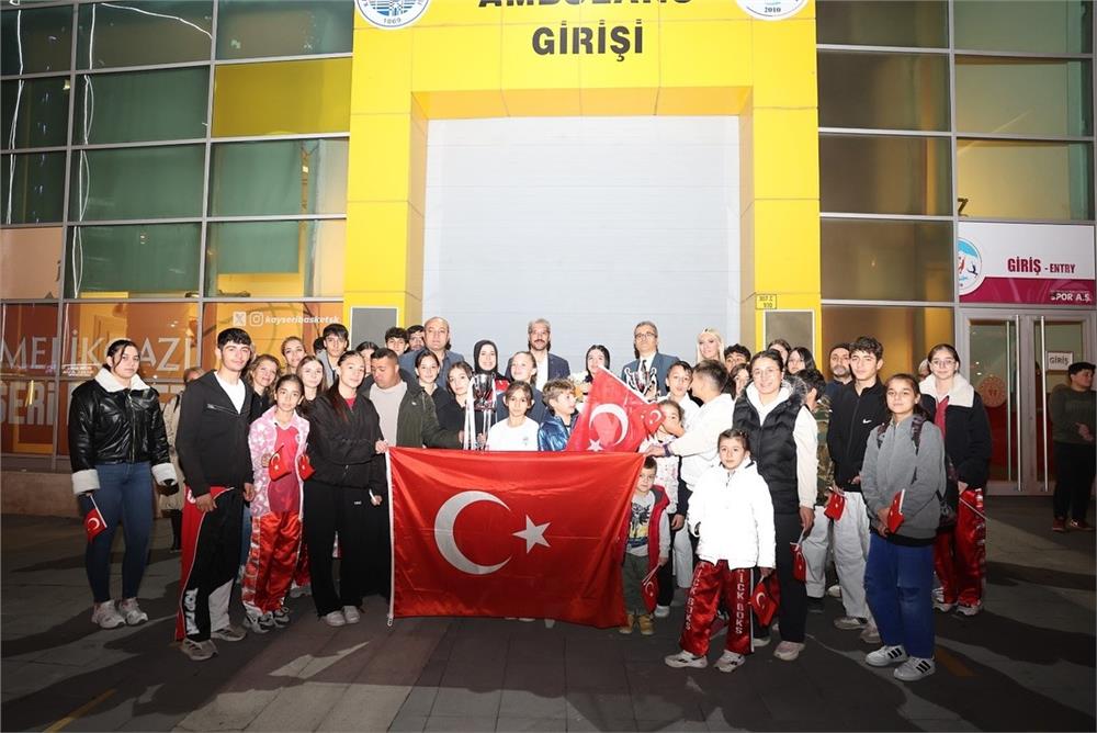 Dünya Şampiyonuna coşkulu karşılama Dünya Şampiyonuna coşkulu karşılama