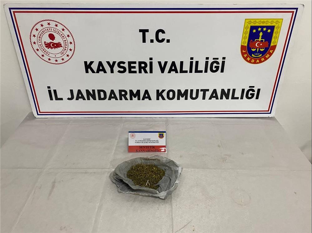 Durdurulan şahsın üzerinden uyuşturucu çıktı Durdurulan şahsın üzerinden uyuşturucu çıktı