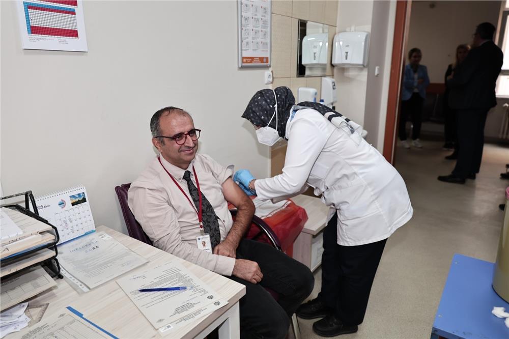 ERÜ Hastaneleri’nden sağlık çalışanlarına mevsimsel grip aşısı ERÜ Hastaneleri’nden sağlık çalışanlarına mevsimsel grip aşısı