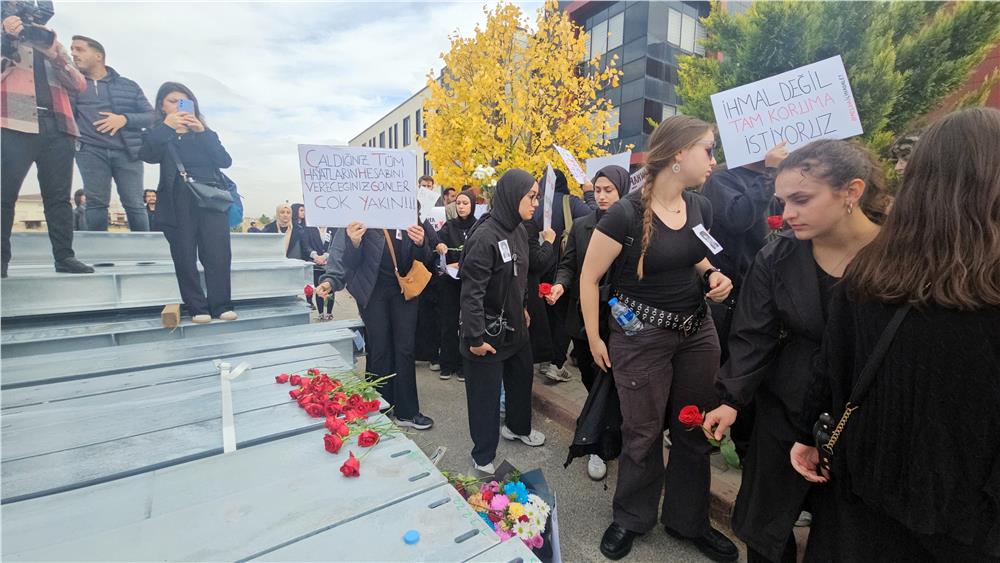 ERÜ'de öğrenciler Meliha'nın öldürüldüğü yere karanfil bıraktı ERÜ'de öğrenciler Meliha'nın öldürüldüğü yere karanfil bıraktı