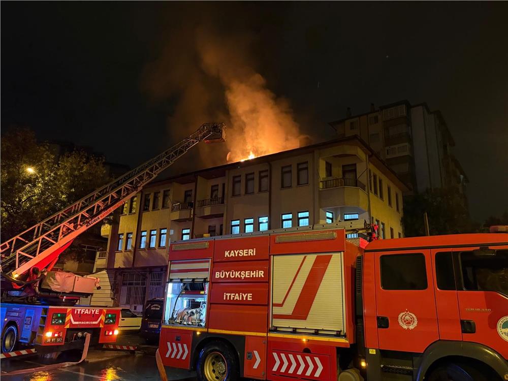 Eşi eve almayınca sinirlenip binanın çatısını yaktı: 1 gözaltı Eşi eve almayınca sinirlenip binanın çatısını yaktı: 1 gözaltı