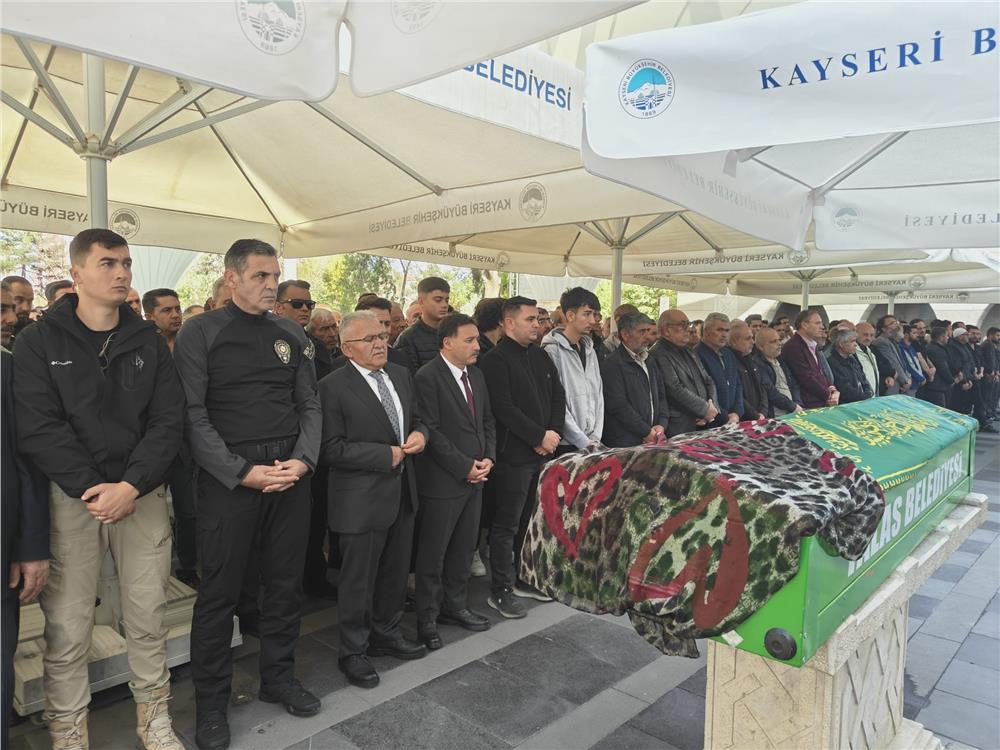 Eski eşi tarafından fakülte önünde öldürülen kadın toprağa verildi Eski eşi tarafından fakülte önünde öldürülen kadın toprağa verildi