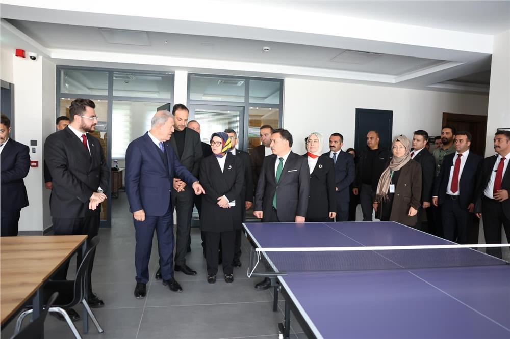 Hulusi Akar’dan Yeşilay’a destek ziyareti ve üyelik Hulusi Akar’dan Yeşilay’a destek ziyareti ve üyelik