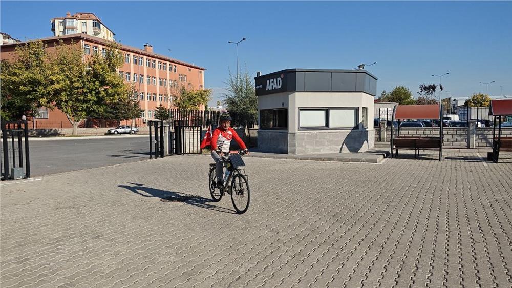 İzmir’den Kahramanmaraş’a Pedallı Yolculuk: Gezgin Orhan Kotluk Kayseri’de İzmir’den Kahramanmaraş’a Pedallı Yolculuk: Gezgin Orhan Kotluk Kayseri’de