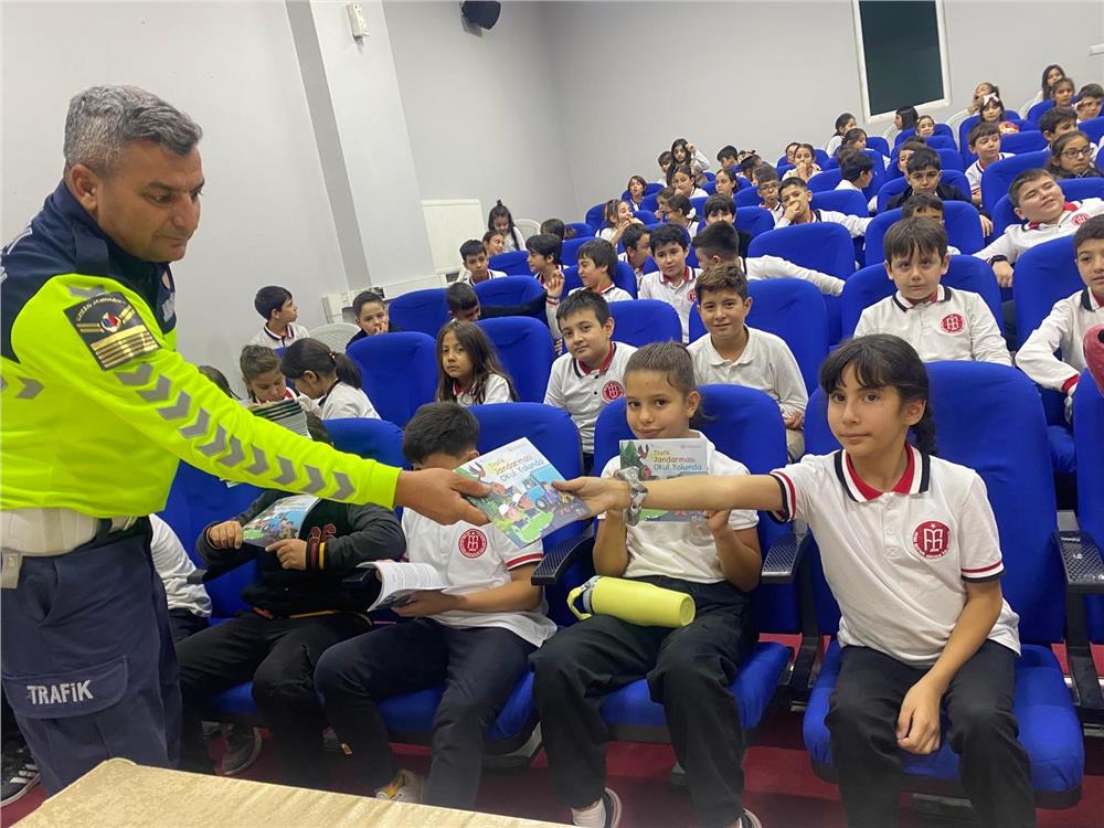 Jandarma 142 öğrenciye trafiği anlattı Jandarma 142 öğrenciye trafiği anlattı