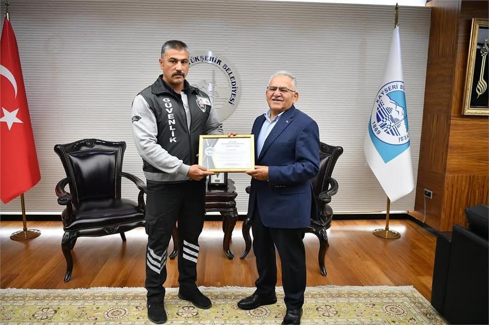 Kahraman Güvenlik Görevlisine Büyükkılıç’tan Ödül