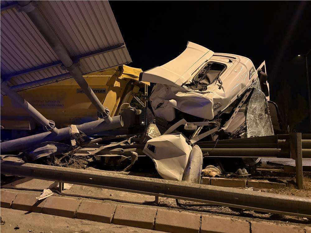 Kayseri’de tır bariyerlere girdi: 1 yaralı Kayseri’de tır bariyerlere girdi: 1 yaralı