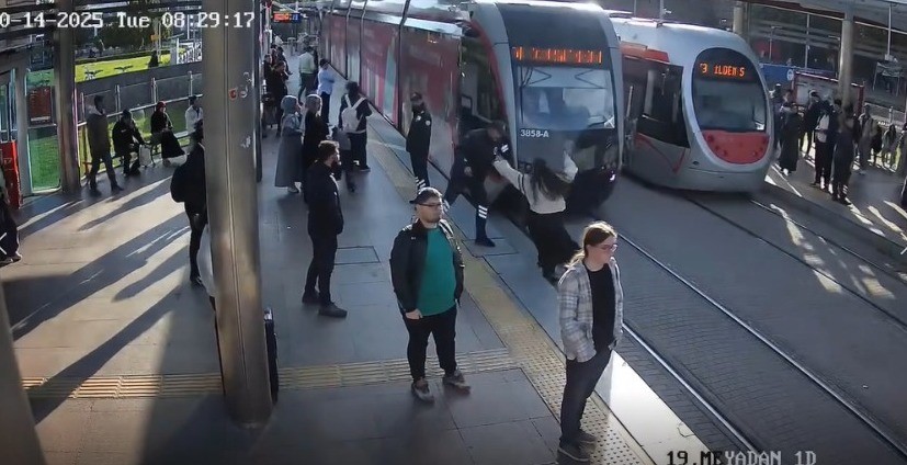 Kayseri’de Tramvay Altında Kalmaktan Son Anda Kurtuldu Kayseri’de Tramvay Altında Kalmaktan Son Anda Kurtuldu