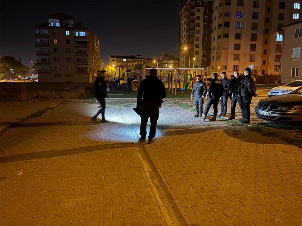 Kurşunlanan evde kimsenin olmaması faciayı önledi Kurşunlanan evde kimsenin olmaması faciayı önledi