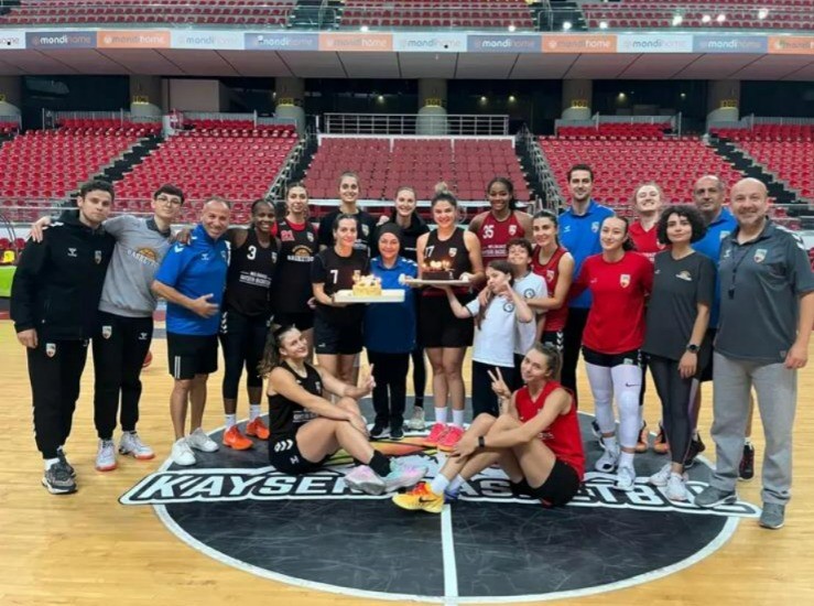 Melikgazi Kayseri Basketbol’dan Kaptan Merve Uygül’e Doğum Günü Sürprizi