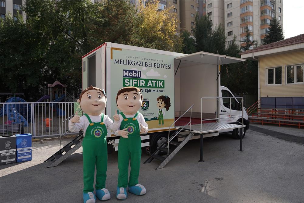 Mobil sıfır Atık Toplama ve Eğitim Aracı öğrencilerin ayağına gidiyor Mobil sıfır Atık Toplama ve Eğitim Aracı öğrencilerin ayağına gidiyor