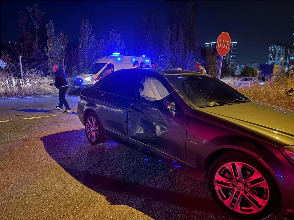 Motosiklet otomobile çarptı: 1’i ağır 4 yaralı Motosiklet otomobile çarptı: 1’i ağır 4 yaralı