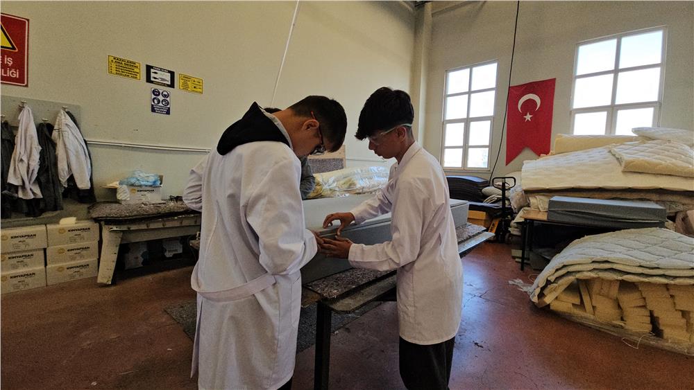 Öğrencilerden Gazze'ye yardım eli: Okulda yaptıkları yatakları Gazze'ye gönderdi Öğrencilerden Gazze'ye yardım eli: Okulda yaptıkları yatakları Gazze'ye gönderdi