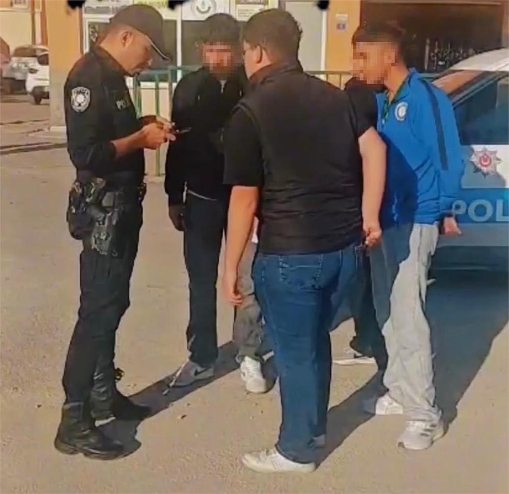 Okul çevresinde ‘Huzur’ uygulaması: 1 aranan şahıs yakalandı Okul çevresinde ‘Huzur’ uygulaması: 1 aranan şahıs yakalandı