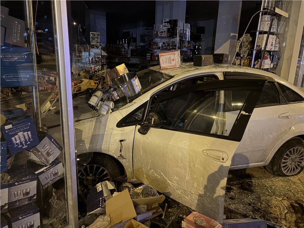 Otomobil züccaciye dükkana daldı: 1 yaralı Otomobil züccaciye dükkana daldı: 1 yaralı