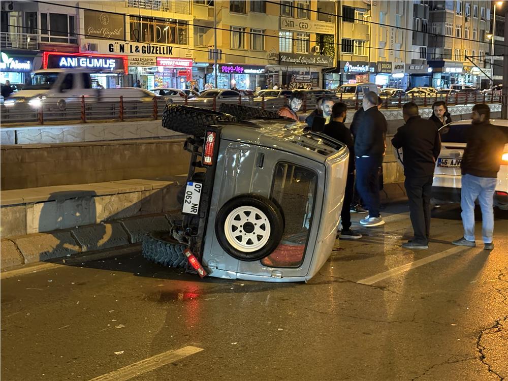 Otomobilin çarptığı cip yan yattı, yol trafiğe kapandı Otomobilin çarptığı cip yan yattı, yol trafiğe kapandı