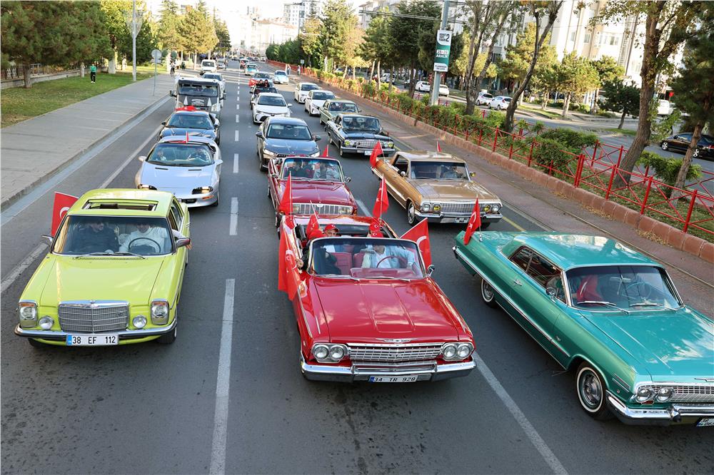 Talas’ta Klasik Araçlı Cumhuriyet Coşkusu