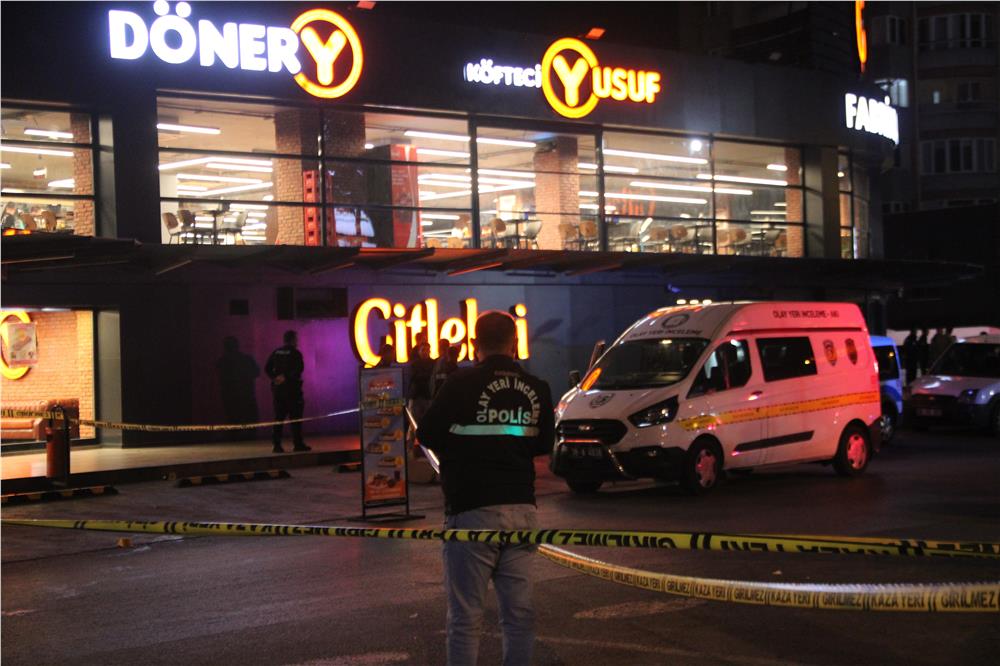 Yan Bakma Kavgası Ölümle Bitti: Dava Sonrası Adliye Karıştı