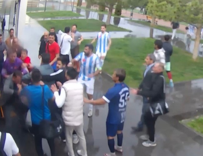 Yenildikleri takımın futbolcuları tarafından darbedildiler Yenildikleri takımın futbolcuları tarafından darbedildiler