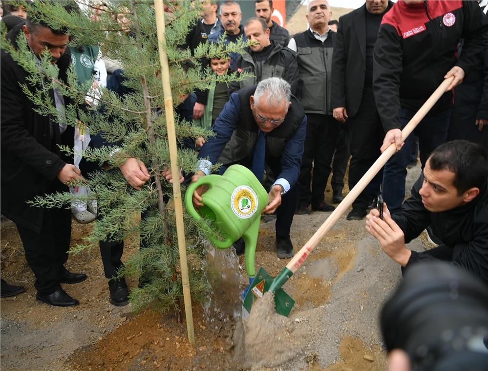 Başkan Büyükkılıç’tan yeşil vatan sevdasıyla geleceğe nefes: 35 bin fidan dikildi