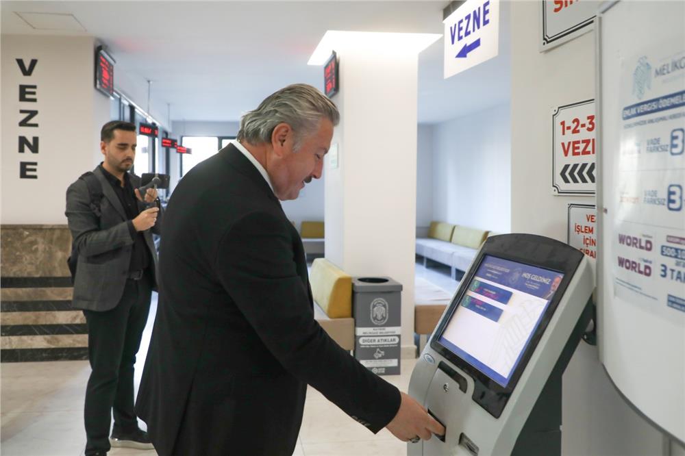 Başkan Palancıoğlu vergisini vezneden yatırdı