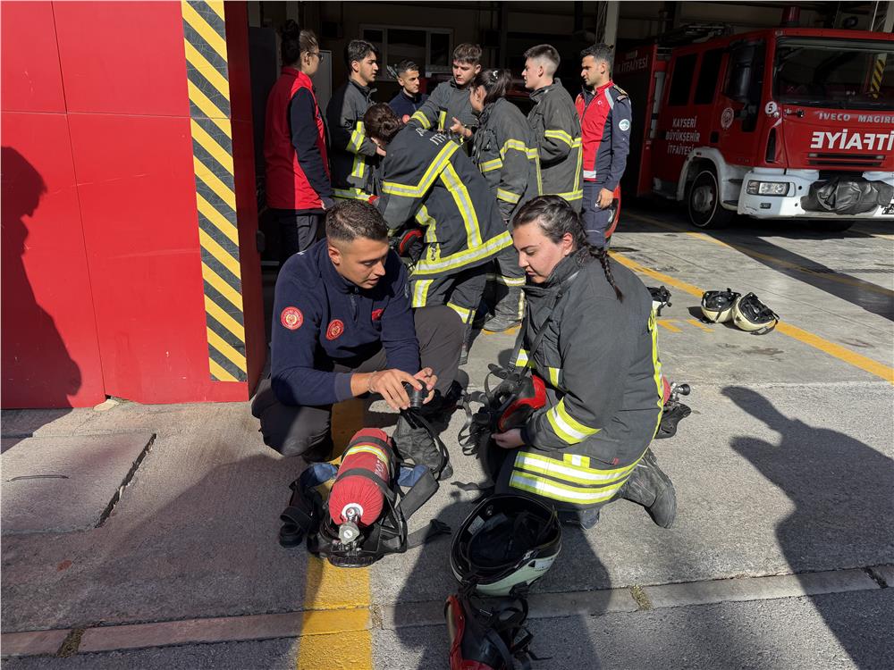 Büyükşehir itfaiyesinden stajyer lise öğrencilerine eğitim desteği