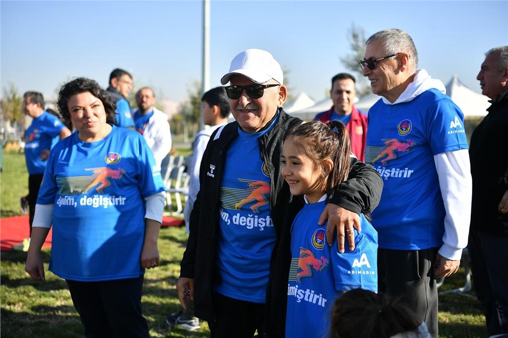 Depremde hayatını kaybeden ailelerin çocuklarına destek koşusu