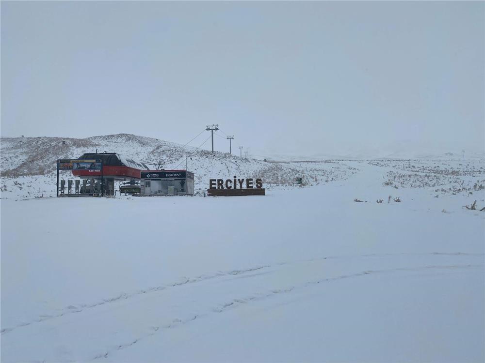 Erciyes güne beyaz örtüyle uyandı