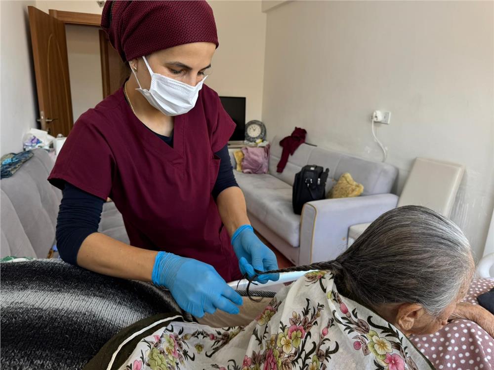 Hacılar'da evde bakım hizmeti gönüllere dokunuyor