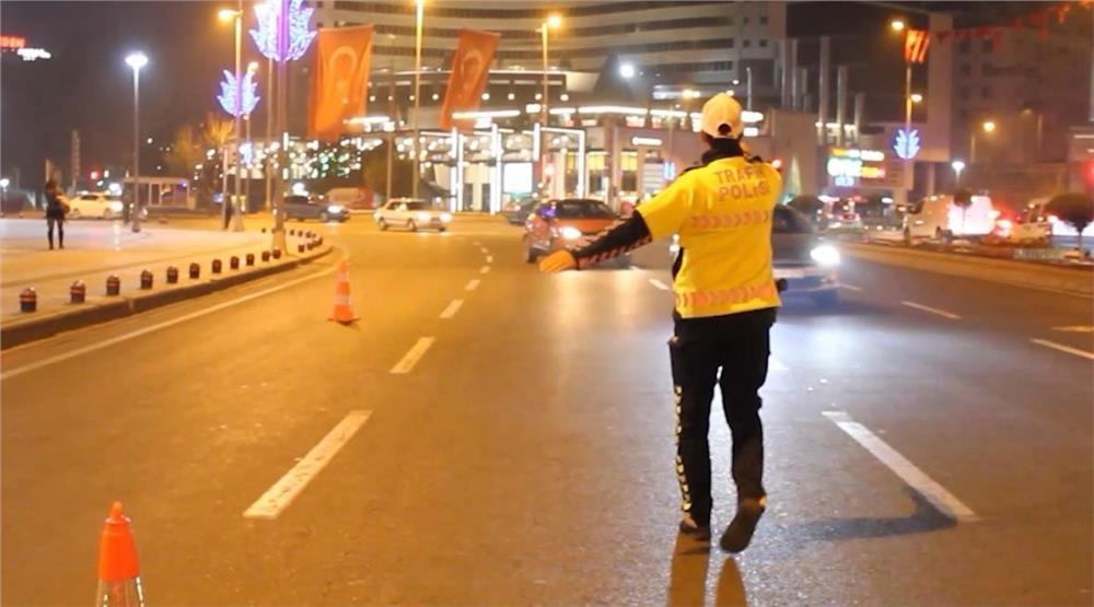 Kayseri'de 702 personelle eş zamanlı uygulama: 52 aranan şahıs yakalandı Kayseri'de 702 personelle eş zamanlı uygulama: 52 aranan şahıs yakalandı