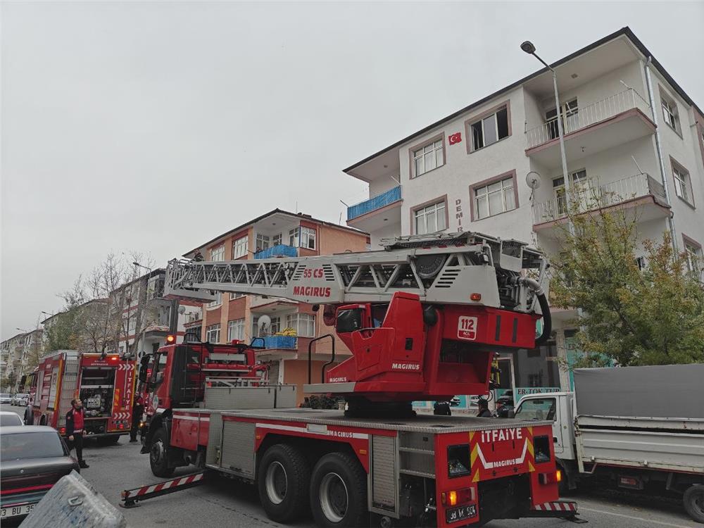 Kendini kilitlediği evini ateşe verdi