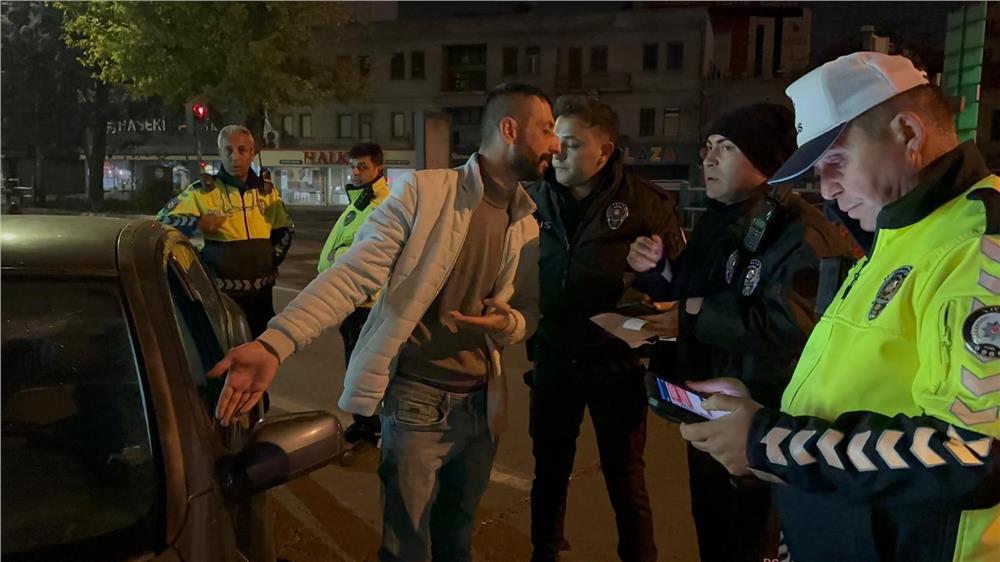 Kimlik isteyen polise sosyal medyasını açtı