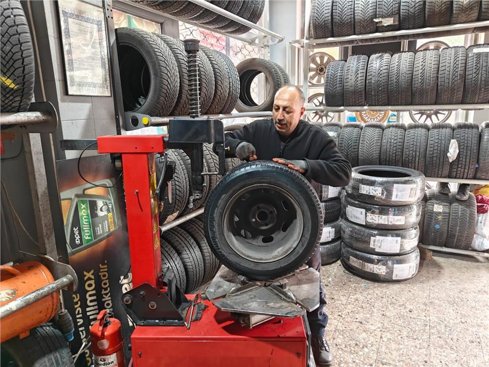 Kış lastiği uyarısı: Can güvenliğimiz için lastiklerimizi taktıralım
