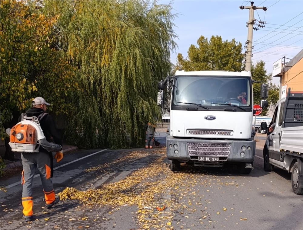 Melikgazi'nin temizlik ordusu mahalleleri pırıl pırıl yapıyor