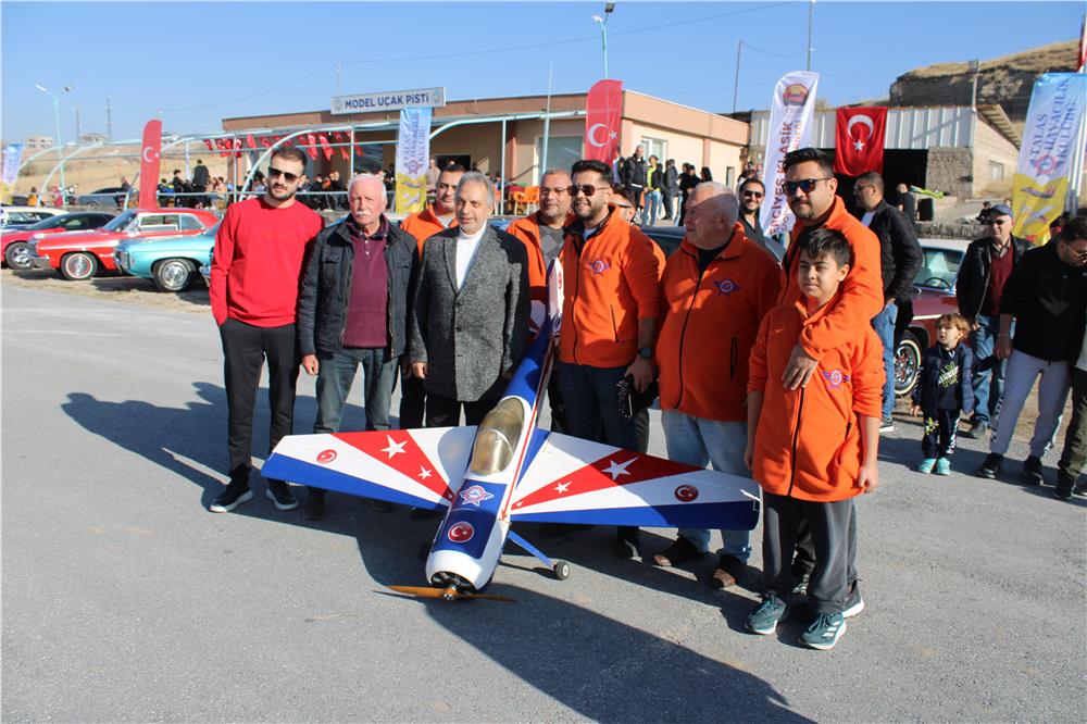 Model uçaklarla klasik otomobiller aynı pistte buluştu