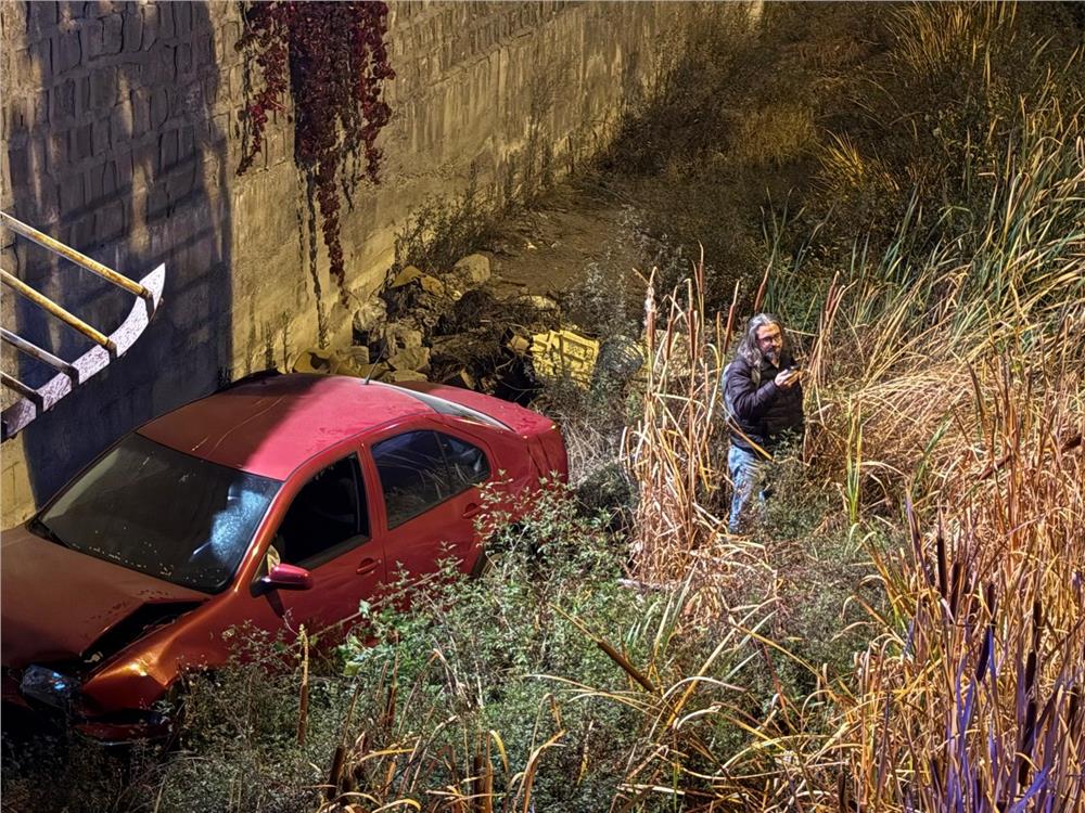 Otomobil 5 metrelik kanala uçtu, sürücünün burnu bile kanamadı Otomobil 5 metrelik kanala uçtu, sürücünün burnu bile kanamadı