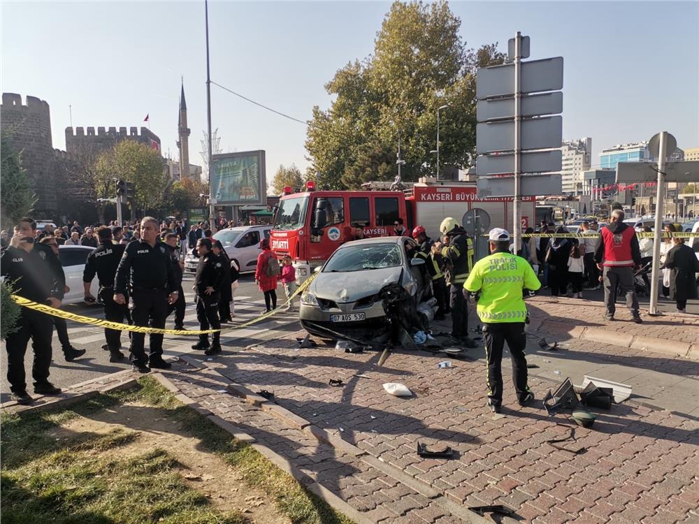 Otomobil ışıkta bekleyen yayaların arasına daldı: 5 yaralı