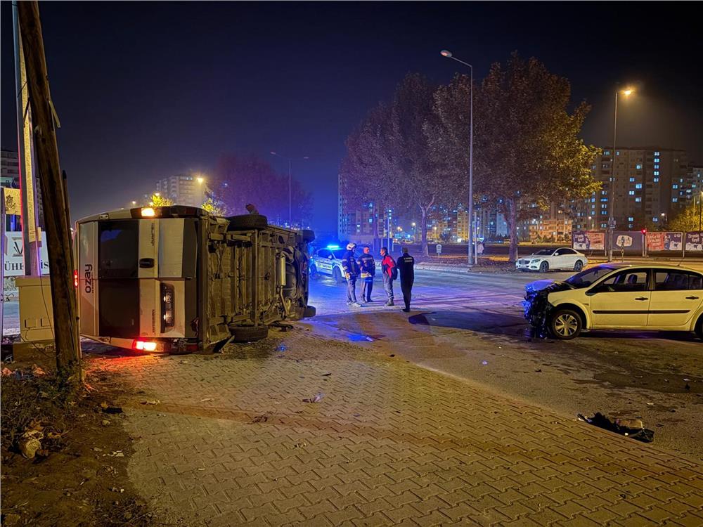 Otomobilin çarptığı servis yan yattı: 2 yaralı