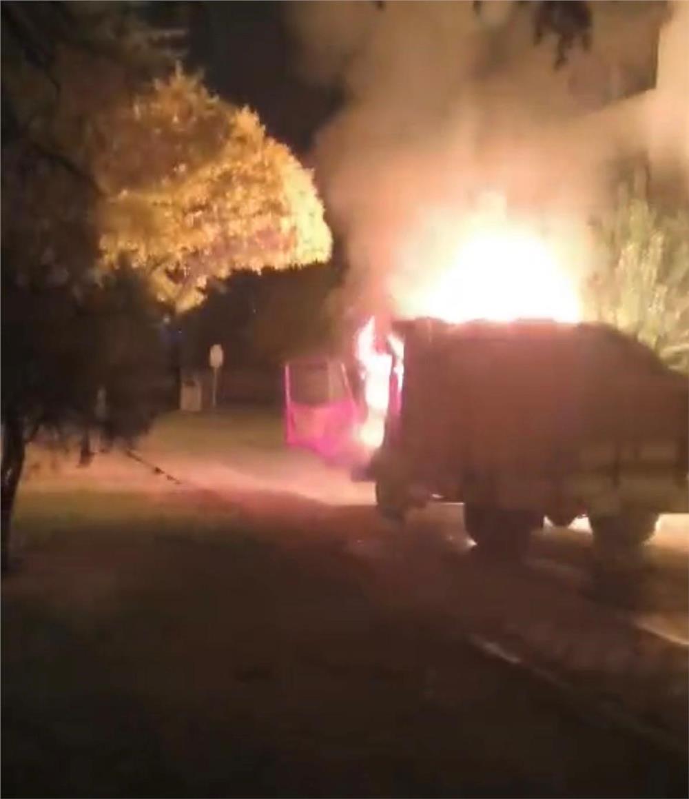 Park halinde alev alan kamyon hareket etti