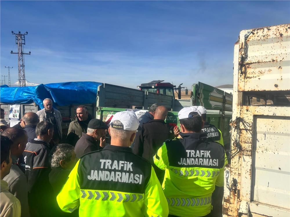 Pınarbaşı'nda traktörlere reflektör dağıtıldı