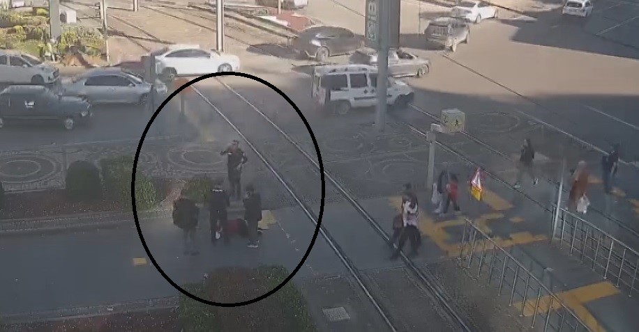 Polis, rahatsızlanan kadının yanından biran olsun bile ayrılmadı Polis, rahatsızlanan kadının yanından biran olsun bile ayrılmadı