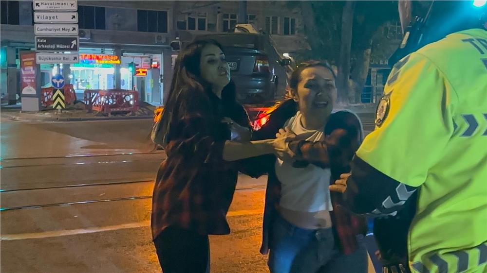 Polisin alkollü yolcuyla imtihanı kamerada