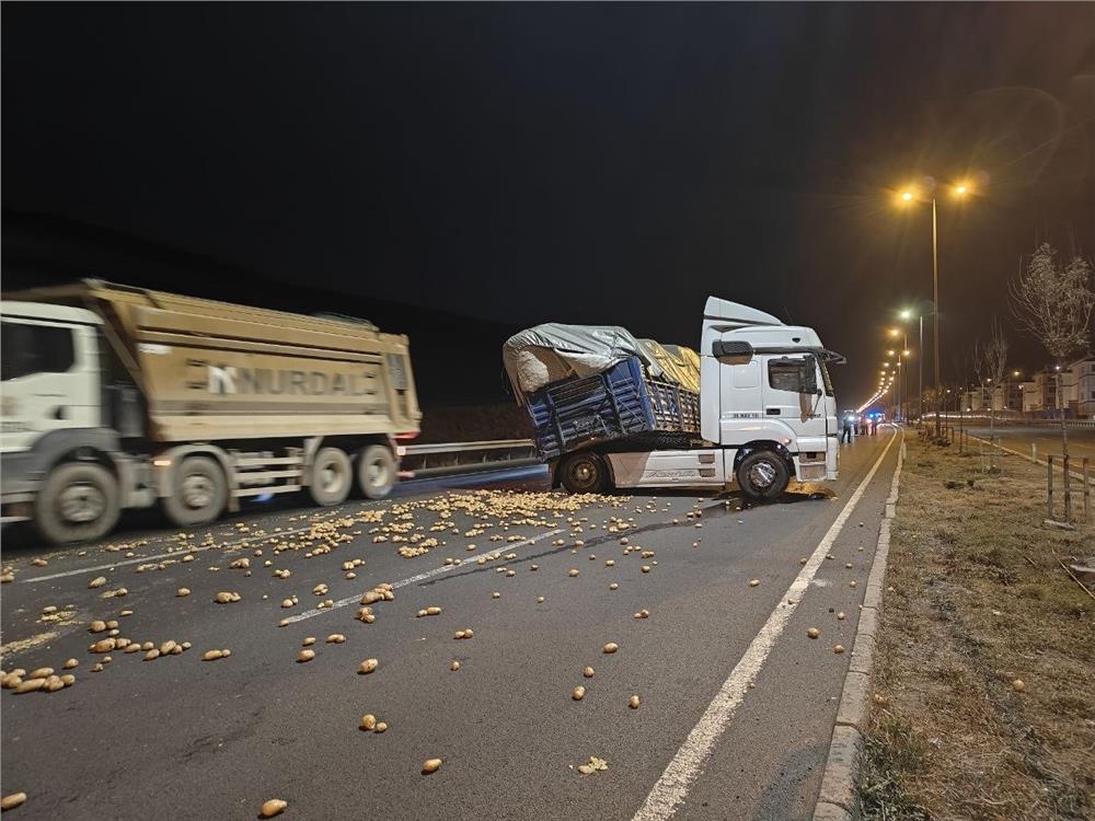 Rampa aşağı inen tır makasladı, onlarca kilo patates yola saçıldı