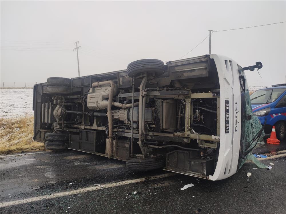 Samsun’dan Bünyan cezaevine mahkum taşıyan araç devrildi: 9 yaralı