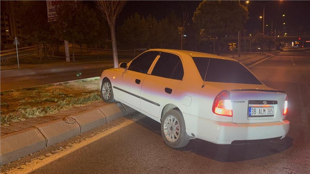 Seyir halindeyken uyuyan sürücü, kaza sonrası da uyumaya devam etti