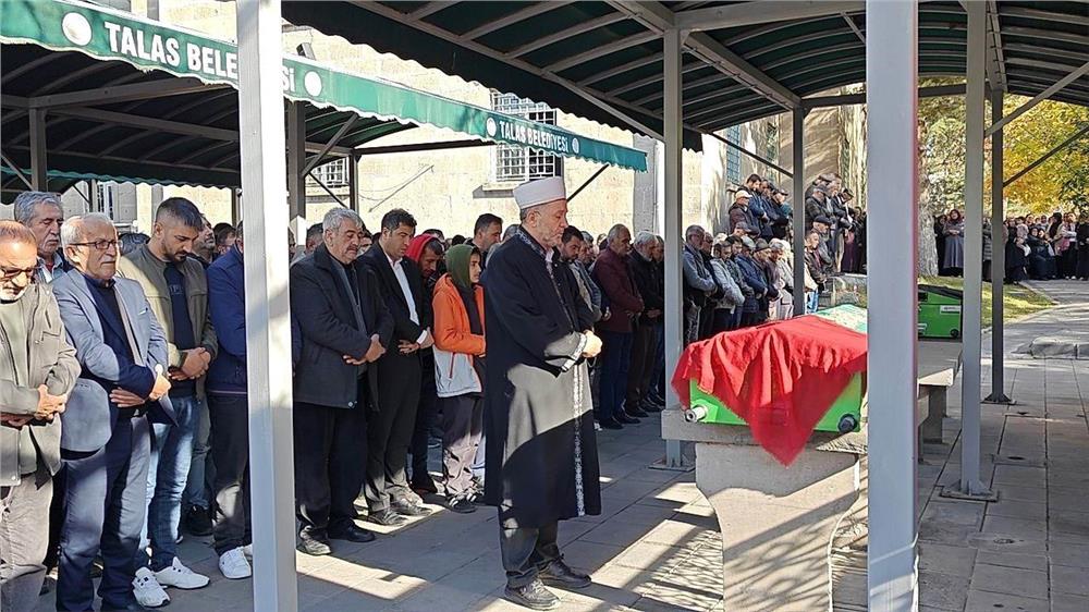 Sokak ortasında öldürülen kadına oğlundan son görev